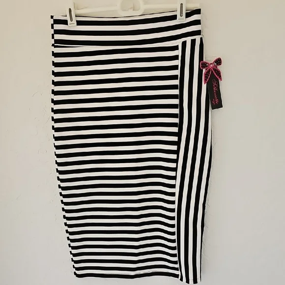 Silhouette Black and White Asymmetrical Pencil Skirt Knee-Length - Picture 8 of 13